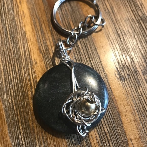 Handcrafted wire wrapped faux stone keychain - Picture 5 of 5